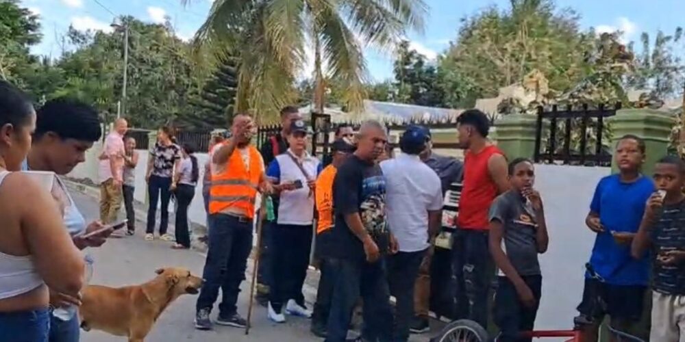 Buscan intensamente a niño y a su abuela tras caer en un hoyo en San Víctor, Moca