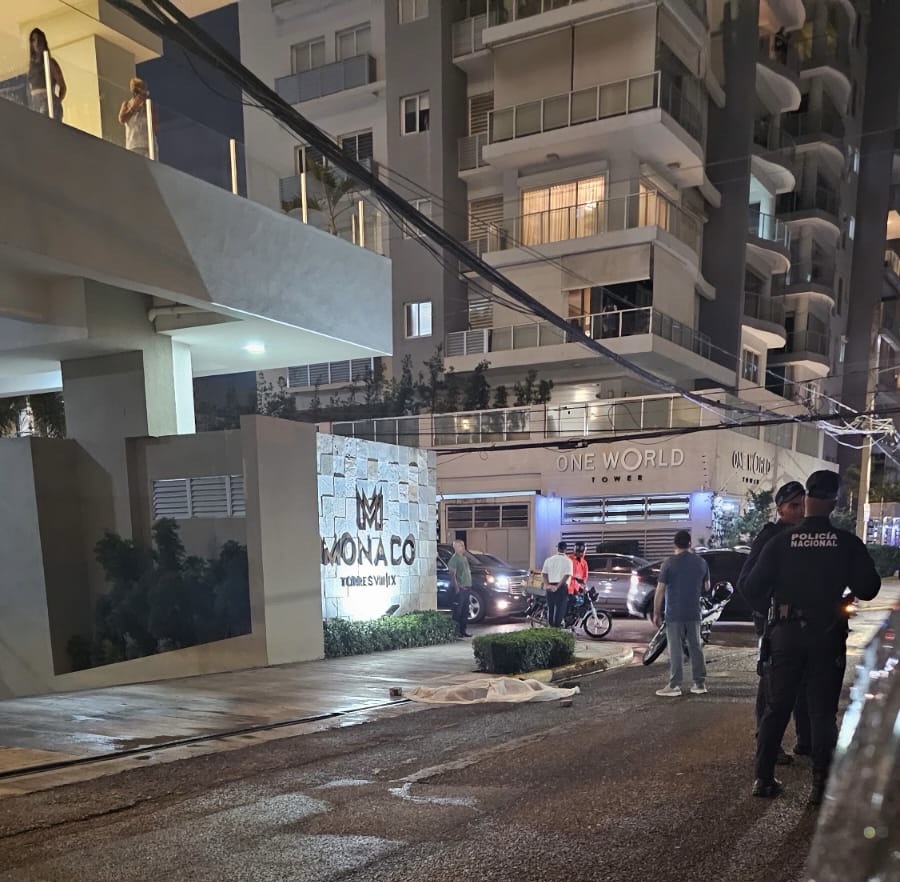 Mujer se lanza al vacío en torre del Ensanche Paraíso