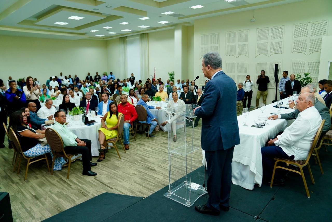 Leonel garantiza respaldo estatal a las cooperativas en un gobierno de la FP