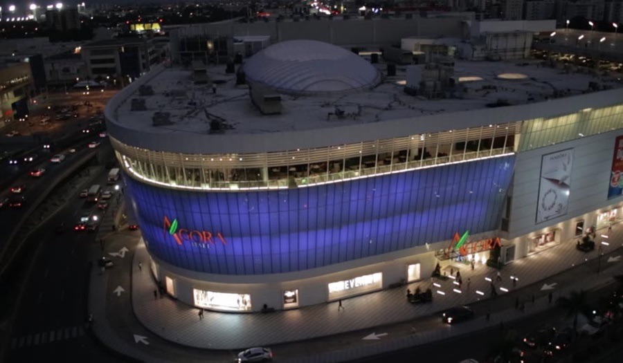 Mujer se lanza del área de parqueos de Ágora Mall