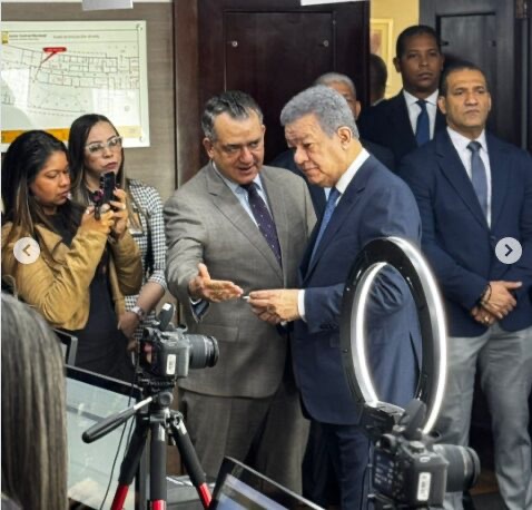 Leonel Fernández acude a la JCE para renovar su cédula de identidad y electoral