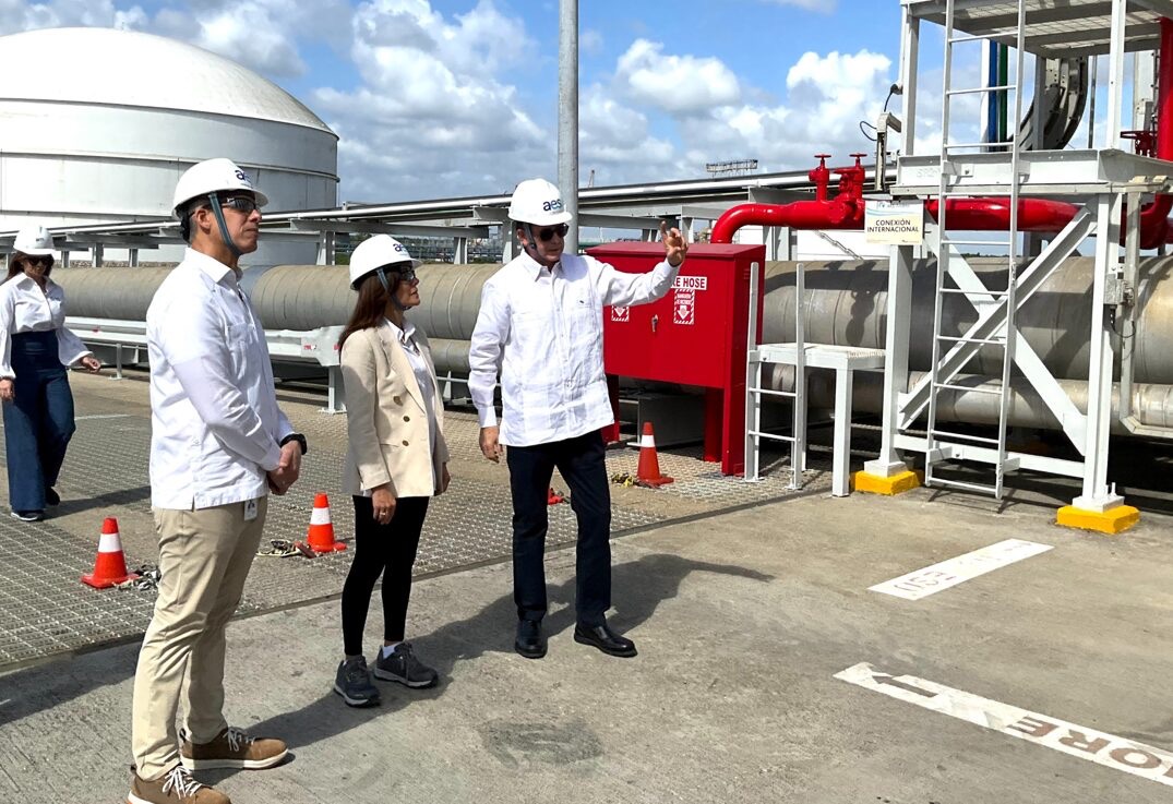 Embajadora reconoce contribución de la inversión energética estadounidense en RD durante visita a AES Andrés