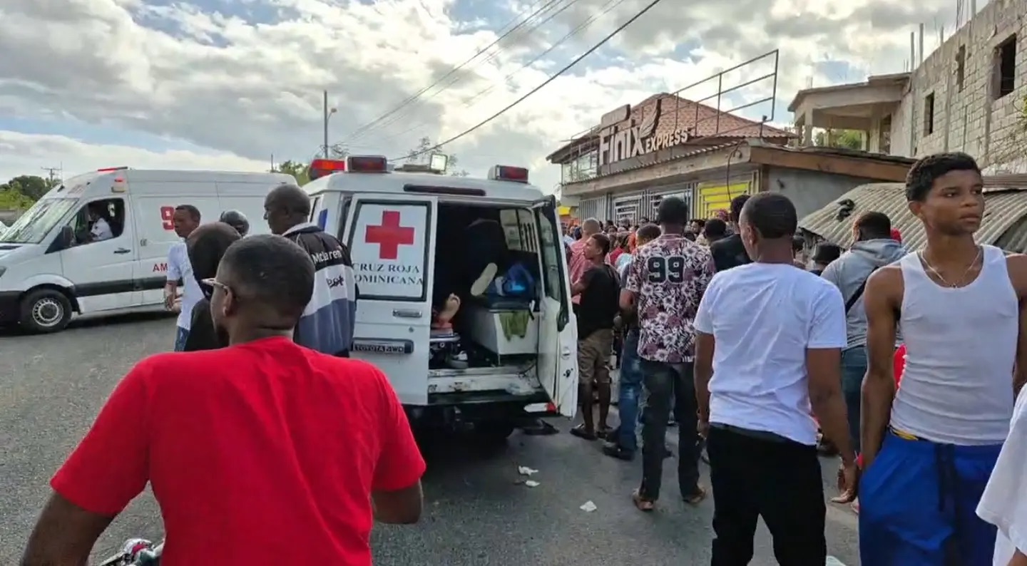 Una niña muere y varias personas resultan heridas tras yipeta impactar caseta de control de autobuses en Consuelo