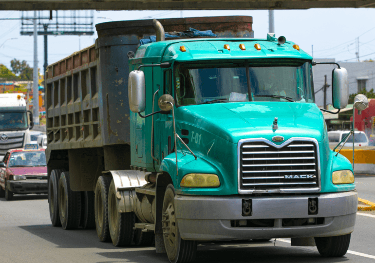 Queda prohibido circulación por carril izquierdo de camiones pesados y de carga en carreteras del país