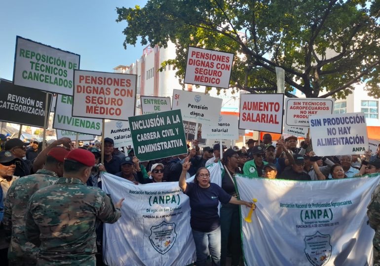 Profesionales Agropecuarios marchan hacia el Palacio Nacional en reclamos de reivindicaciones