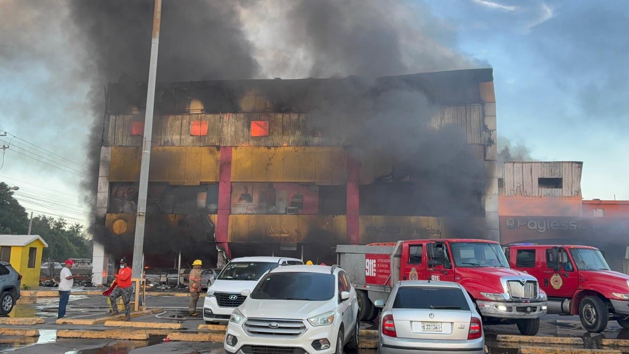 Incendio afecta mueblería L&R en Villa Mella