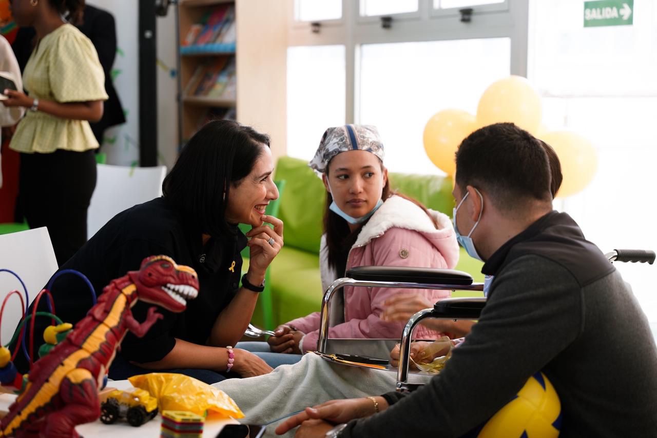 Primera dama comparte con niños y adolescentes con cáncer en Unidad Oncopediátrica