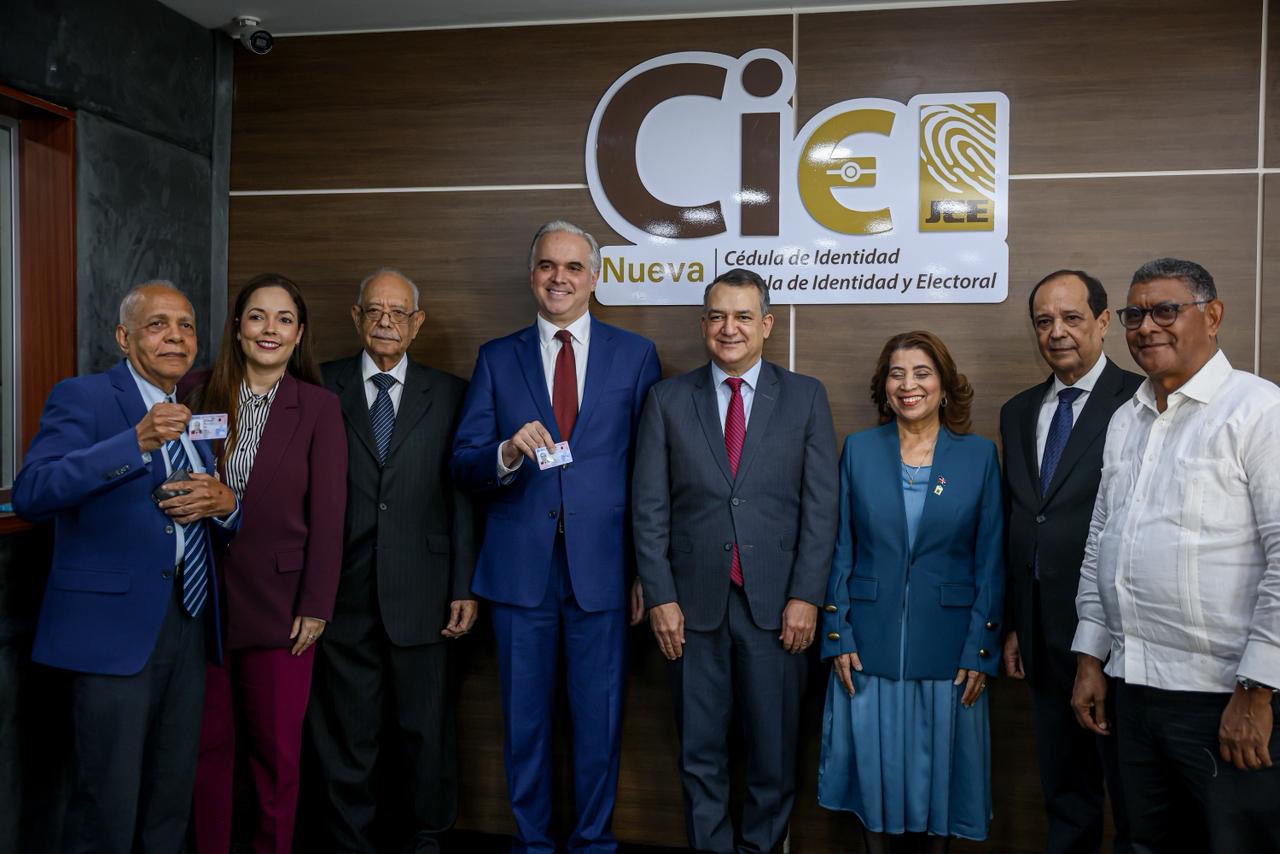 Miembros del PRSD reciben su nueva cédula de identidad y electoral