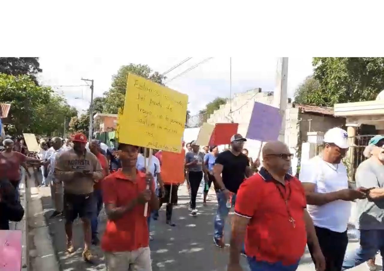 Comunitarios incendian punto de drogas durante marcha contra el microtráfico en La Vega