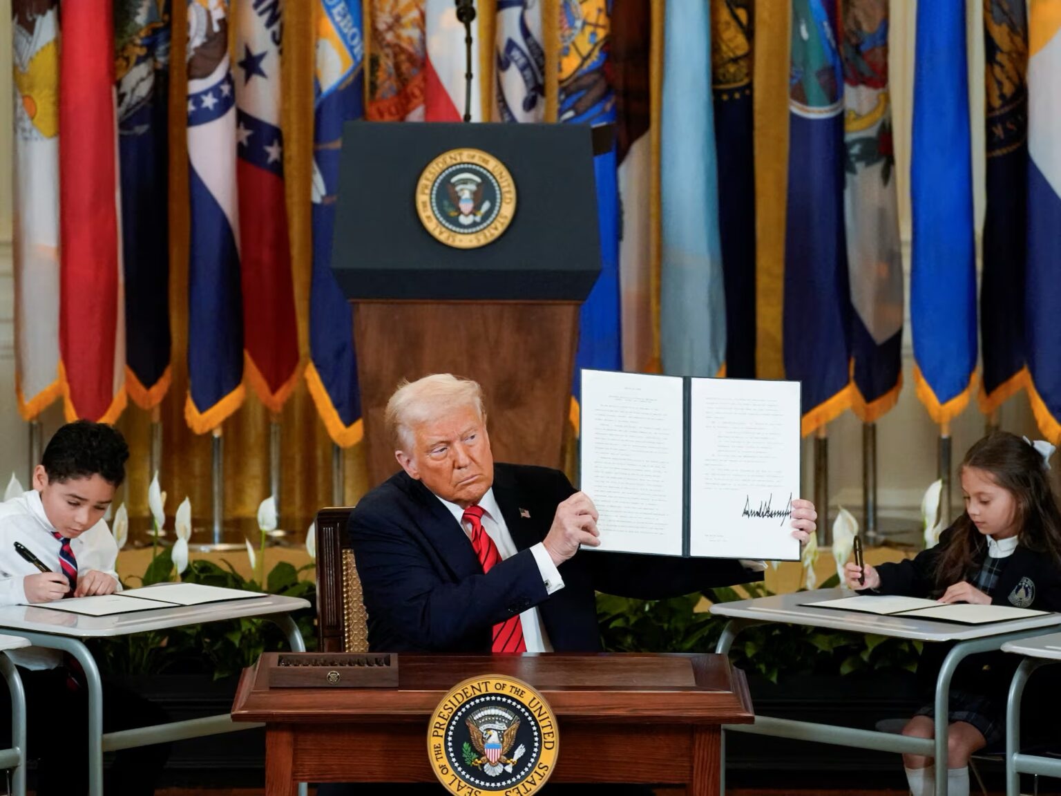 Gobierno Trump ordena cierre de más de 500 escuelas para conductores comerciales en EEUU