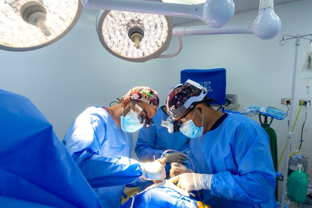 Jóvenes neurocirujanos realizan cirugía cerebral con paciente despierto en el país