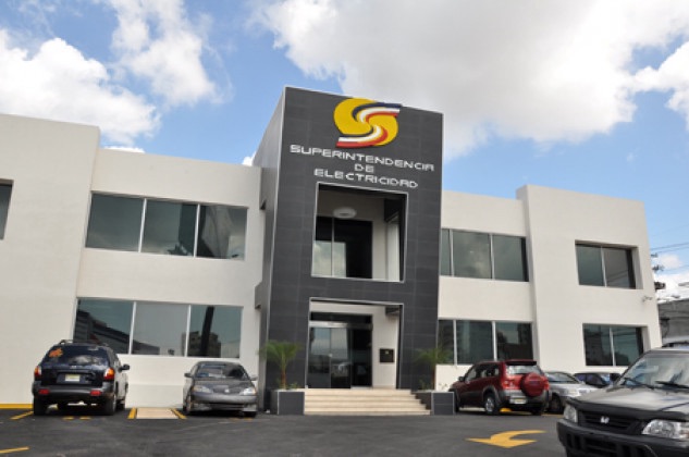 Superintendente afirma pacto eléctrico se ha cumplido un 70% y descarta alzas de tarifa