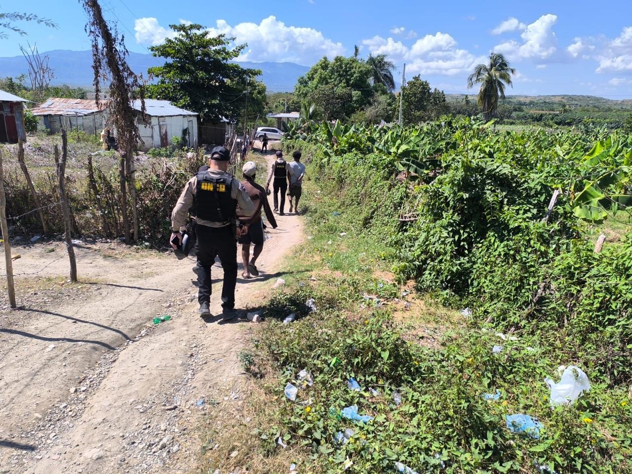 Arrestan hombre con cientos de gramos de drogas y dos armas de fuego
