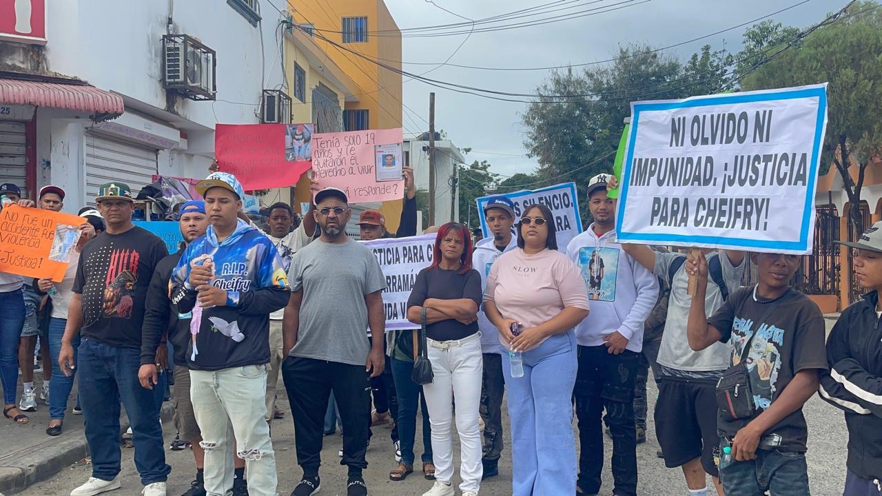 Familiares marchan en Santiago para exigir justicia por asesinato de joven en asalto