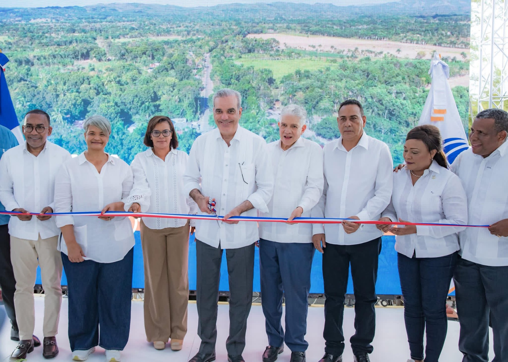 Abinader inaugura carretera Bayaguana-El Puerto en Monte Plata