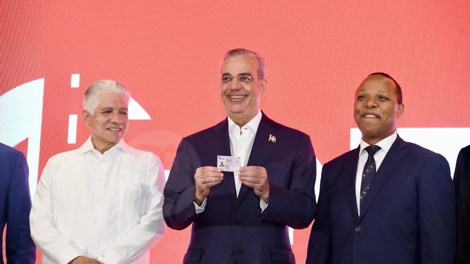 Abinader recibe su nueva licencia de conducir; el sistema de datos pasa a ser propiedad del Estado