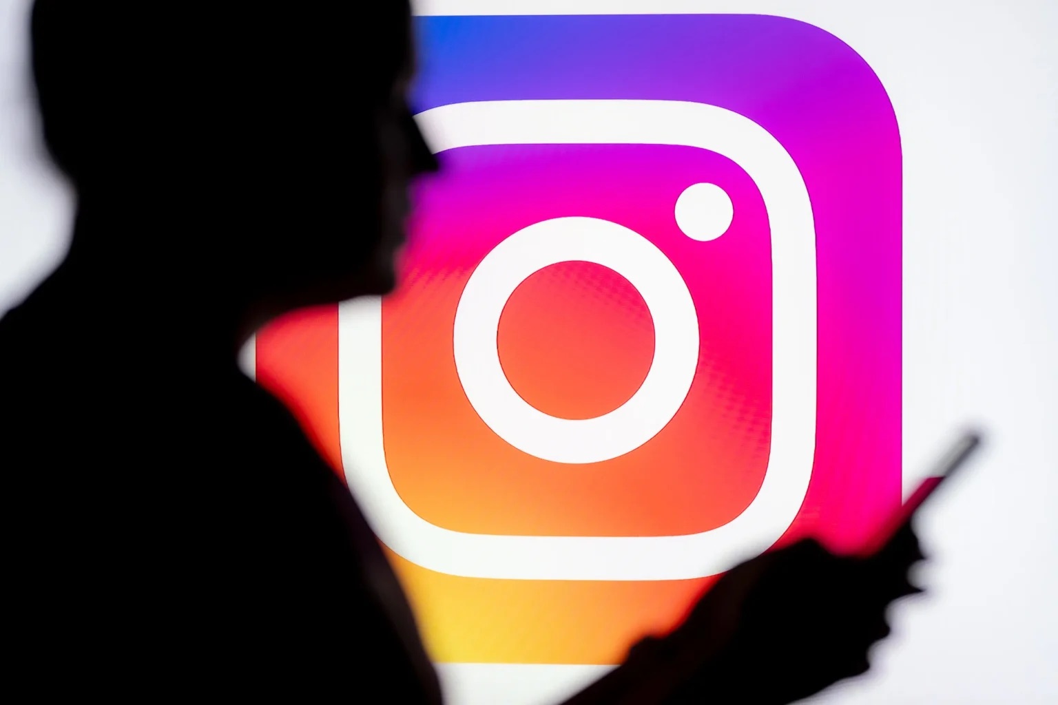 Instagram notificará a padres si sus hijos buscan contenido sobre suicidio o autolesiones