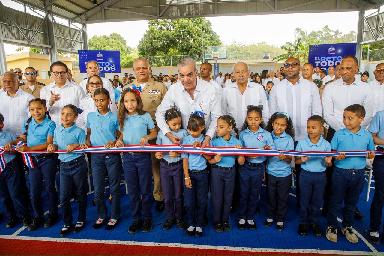 Presidente Abinader fortalece espacios deportivos escolares con inauguración de cancha techada en Centro Educativo Blanca Mascaró en Licey al Medio