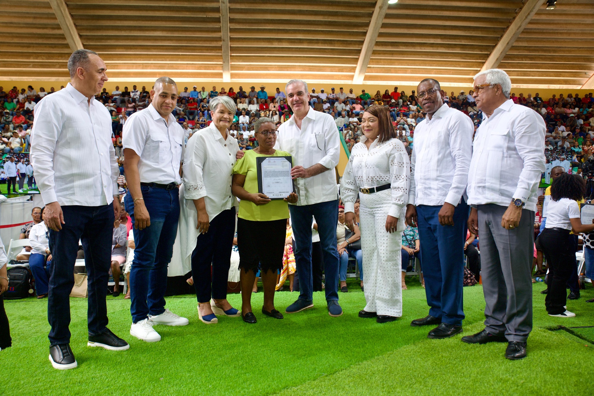 Presidente Abinader entrega 2,315 certificados de títulos de propiedad para beneficio de unas 10,000 personas en San Pedro de Macorís