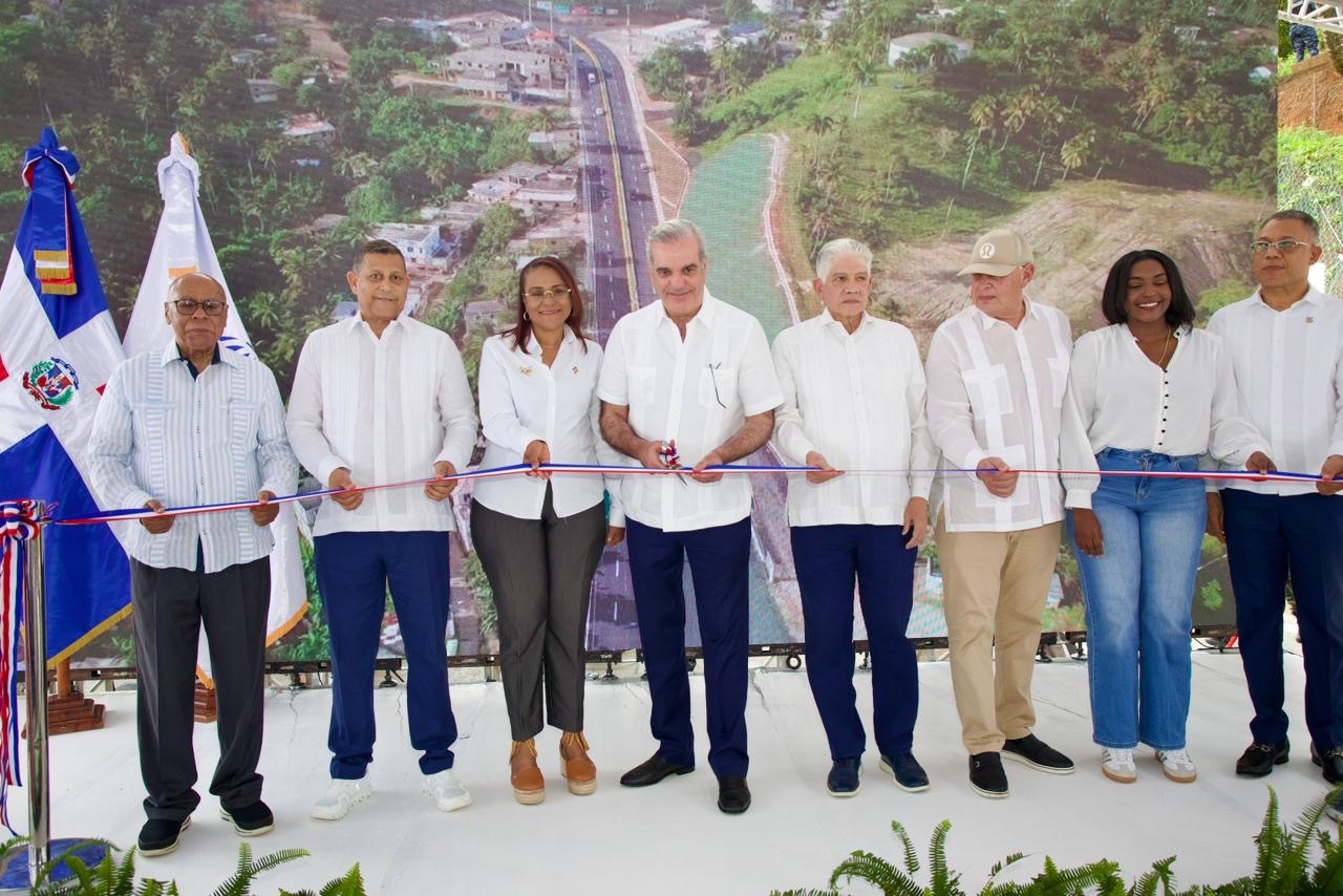 Presidente Abinader inaugura ampliación a cuatro vías de la entrada a Samaná que beneficia más de 110,000 personas y fortalece el turismo de la zona