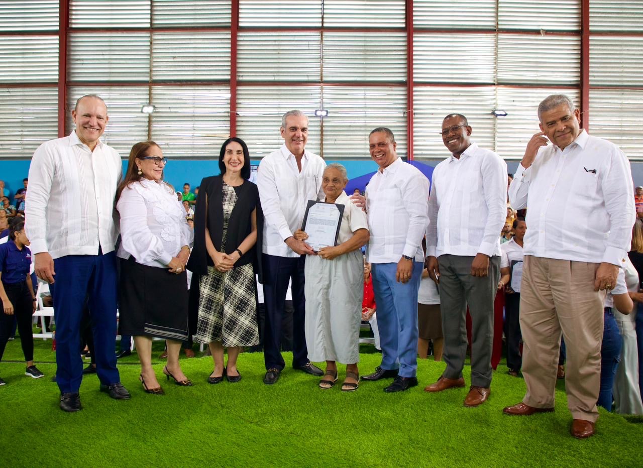 Presidente Abinader entrega 1,025 títulos de propiedad en Hato del Yaque elevando a 7,632 los otorgados en la provincia de Santiago