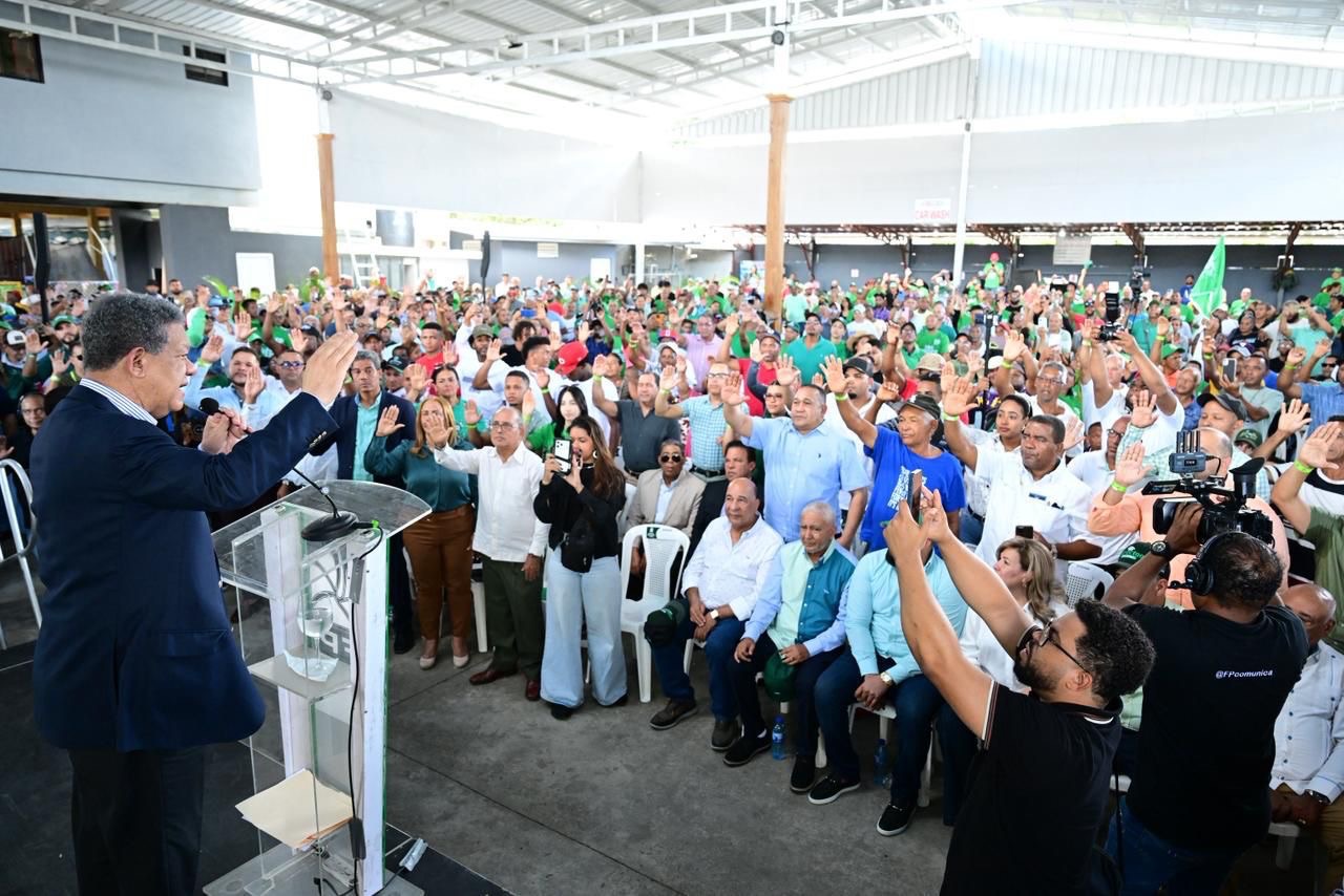 Leonel Fernández juramenta en la FP al exgobernador de Hermanas Mirabal y dirigentes del PRM y PLD