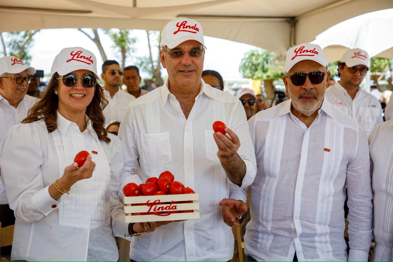 Presidente Abinader visita finca de Productos Linda y destaca la mecanización como clave del presente y futuro de la agricultura dominicana