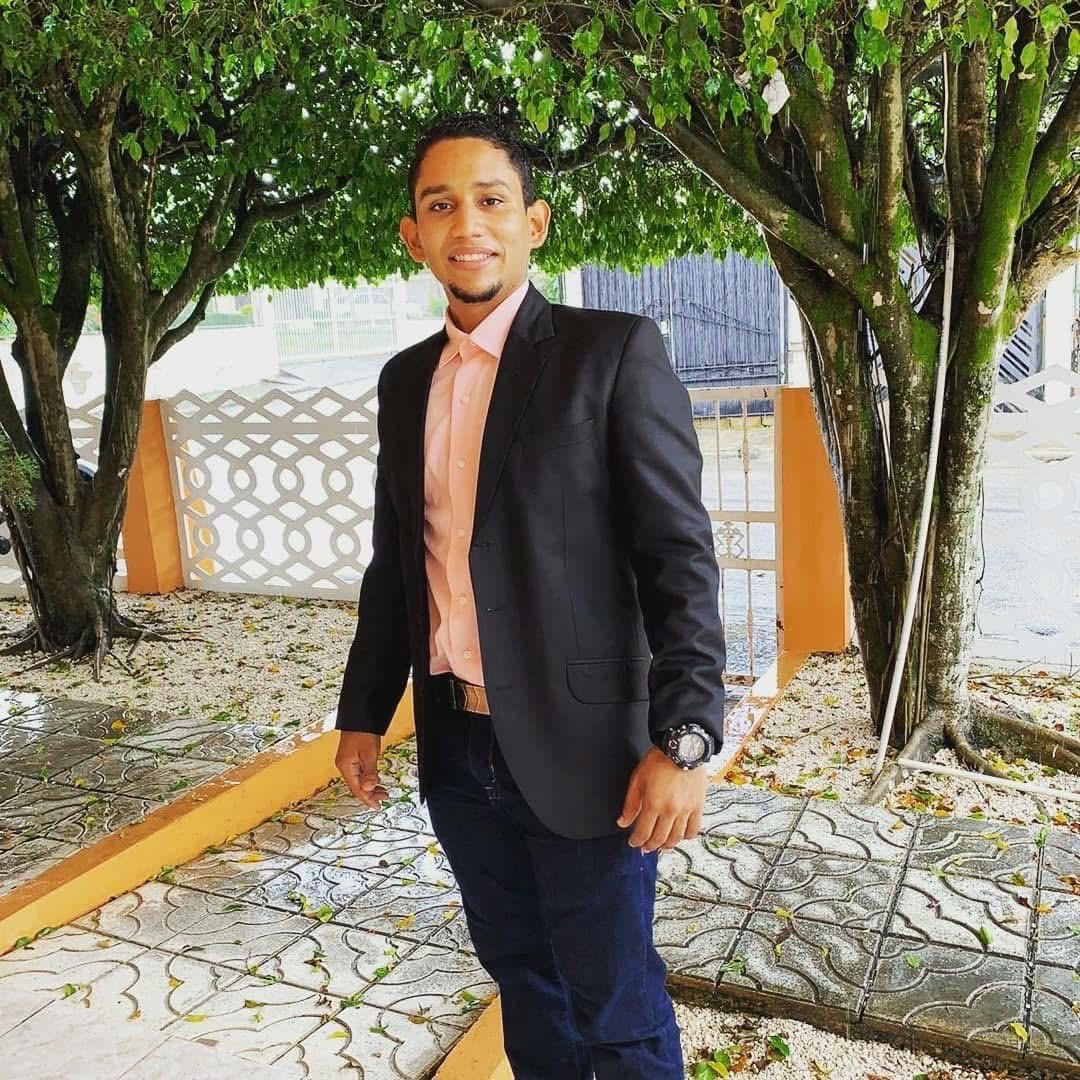 Joven no ha podido graduarse desde 2024 por deuda del Ministerio de la Juventud con la UFHEC en La Romana