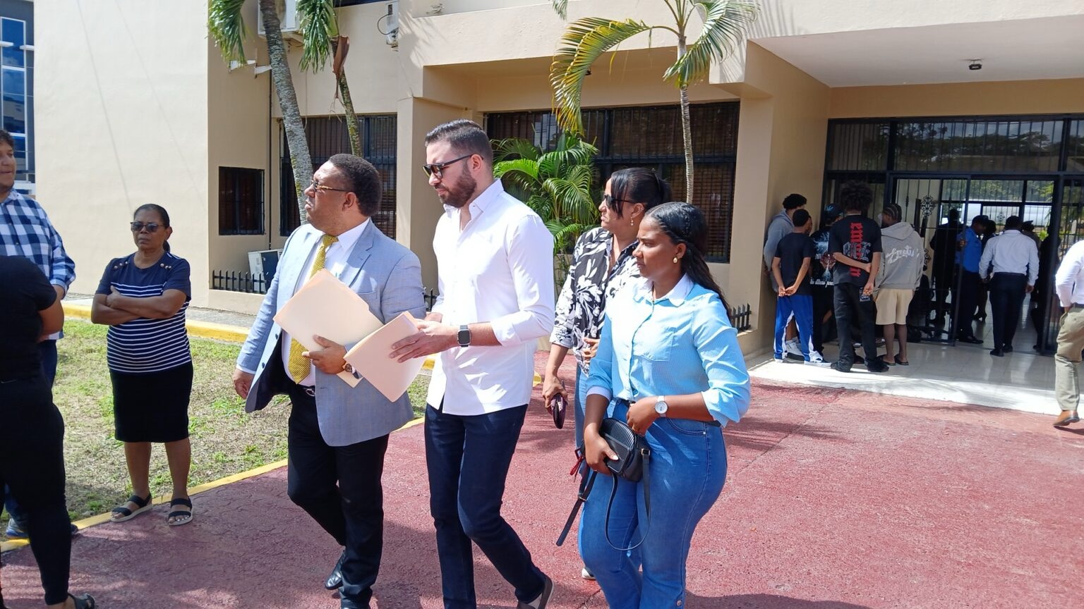 Regidores del PRM y PLD someten querella por difamación contra alcalde de Sabana de la Mar