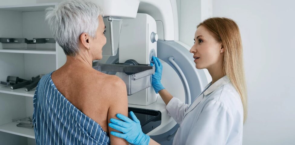 Desvelan por qué el riesgo de cáncer de mama aumenta tras la menopausia