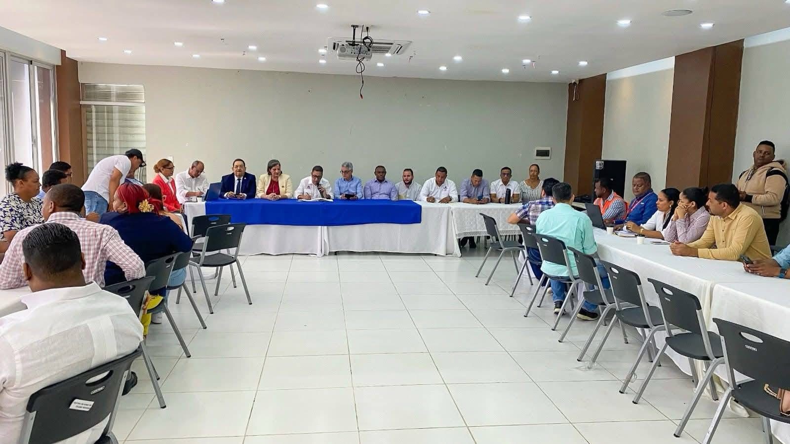 Dirección de Infraestructura Escolar realiza mesa de trabajo en Hato Mayor para abordar situación de centros educativos