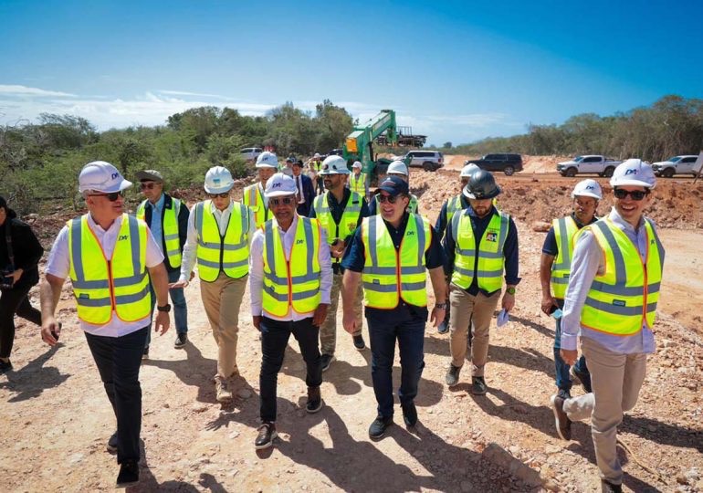 Ministro Paliza recorre construcción del Aeropuerto Internacional Cabo Rojo; avanza conforme al cronograma