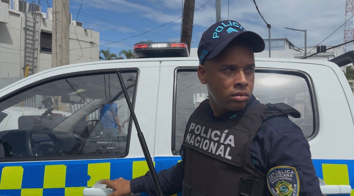 Policía lanza gas lacrimógeno y enfrenta a la prensa con pistola durante cobertura en guardería de SDE