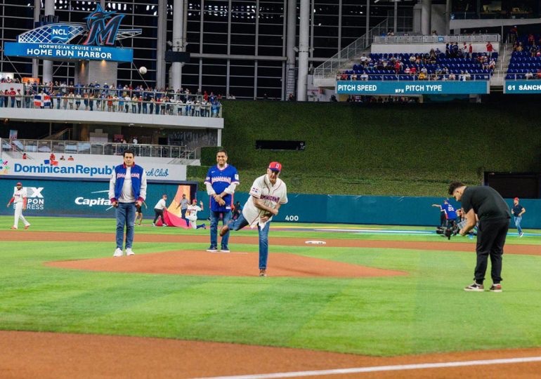 Presidente Abinader asiste a juego inaugural de RD en Clásico Mundial de Béisbol en Miami y lanza primera bola