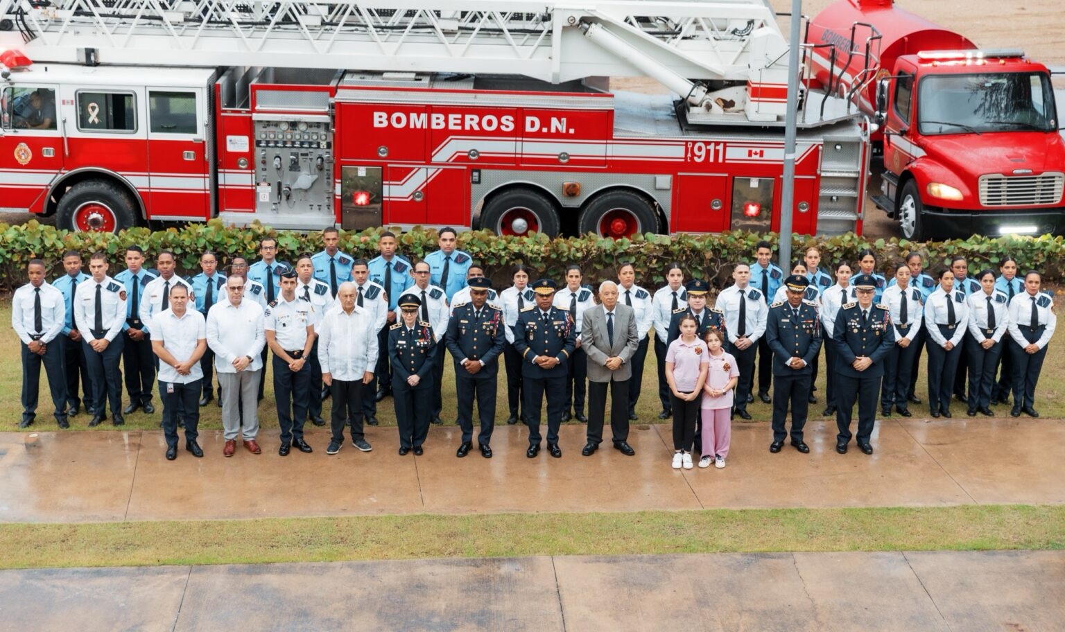 Bomberos del DN realizan su 40º graduación y el tradicional desfile de camiones