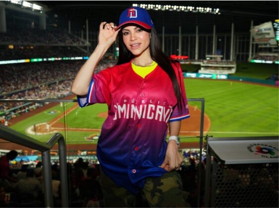 Natti Natasha lanza la primera bola en duelo entre República Dominicana e Israel en el Clásico Mundial