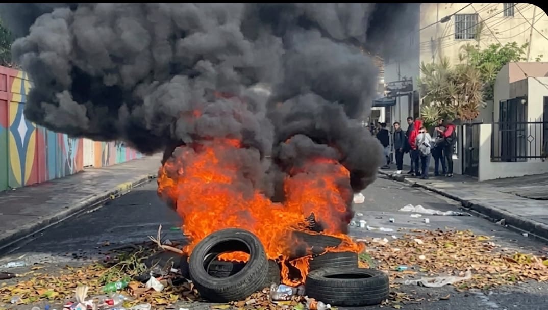 Protesta estudiantil genera enfrentamiento con la Policía frente a politécnico en San Francisco de Macorís