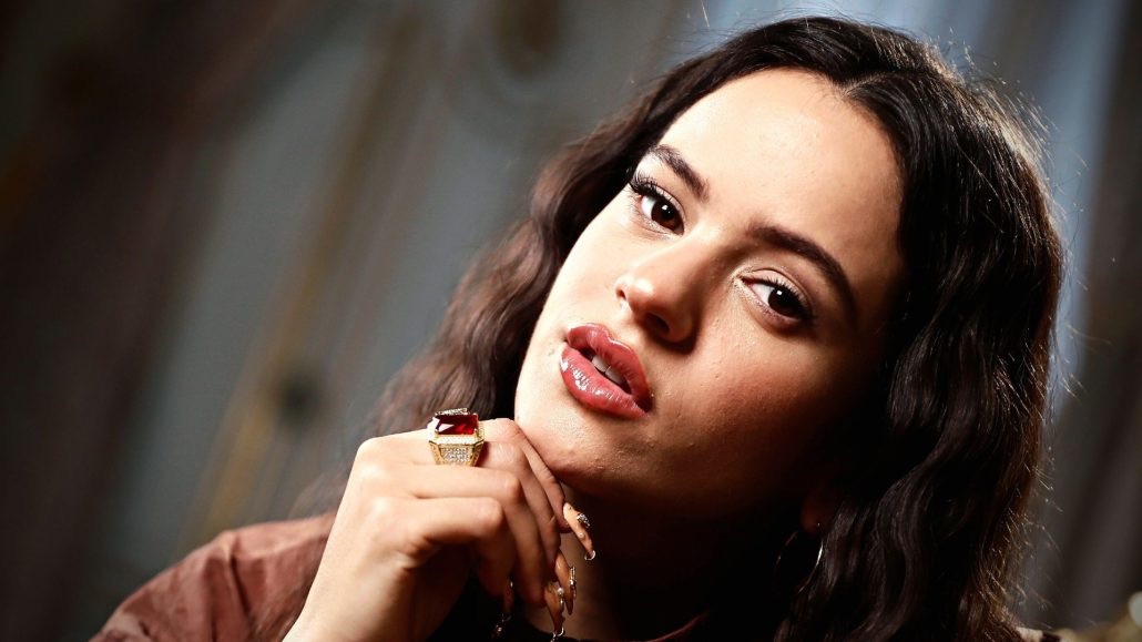 Rosalía se disculpa por sus palabras sobre Picasso y admite falta de información al dirigirse sobre el tema