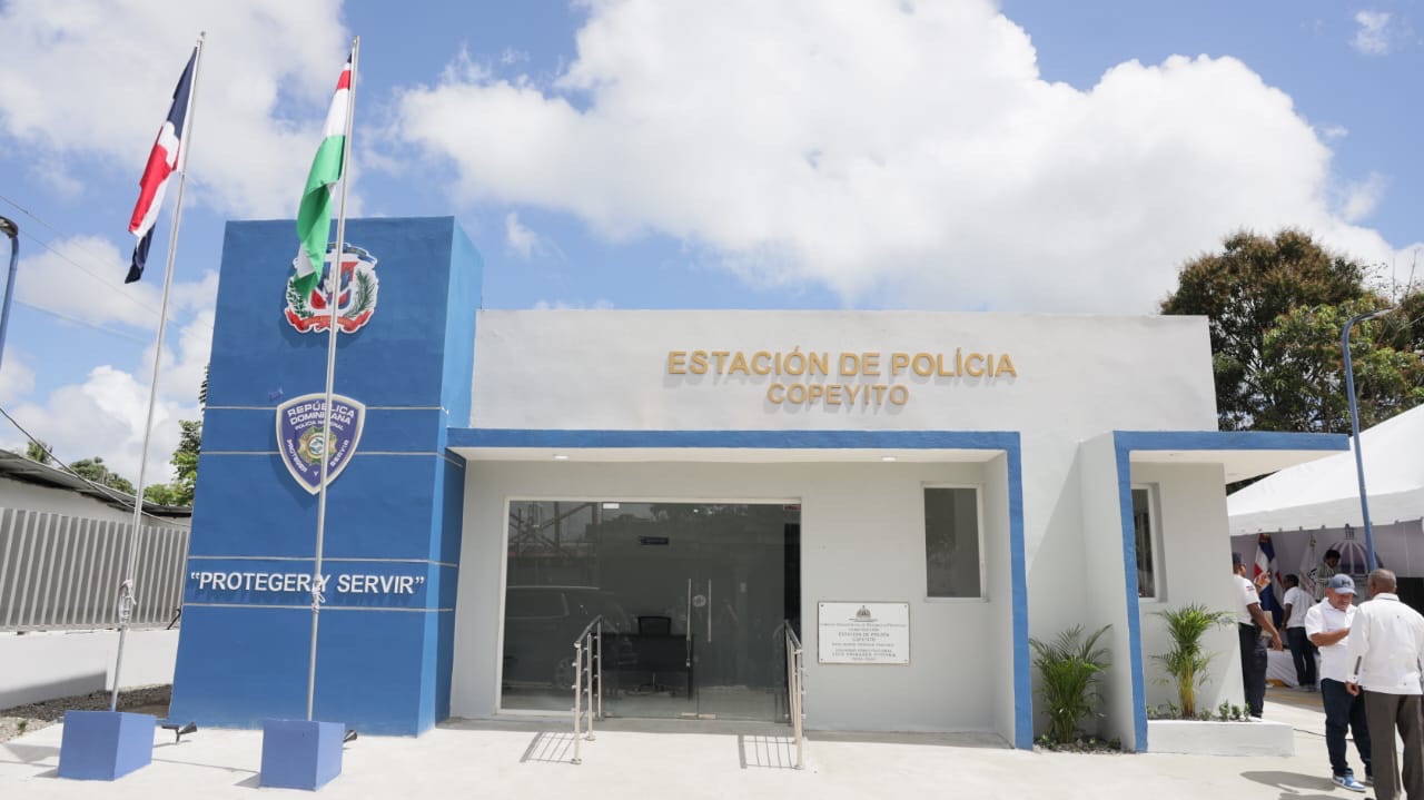 Gobierno inaugura dos estaciones policiales en María Trinidad Sánchez para reforzar la seguridad