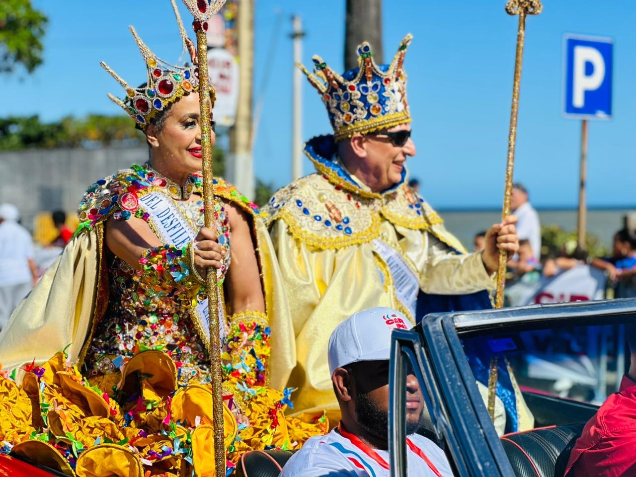 Cientos de dominicanos y turistas se dejan contagiar por la alegría del Carnaval Dominicano en el Desfile Nacional