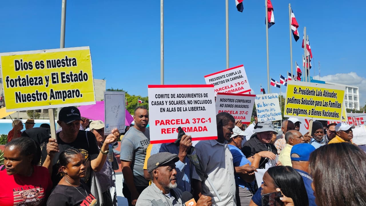 Afectados por Bienes Nacionales con la compra de solares protesta frente al Congreso Nacional