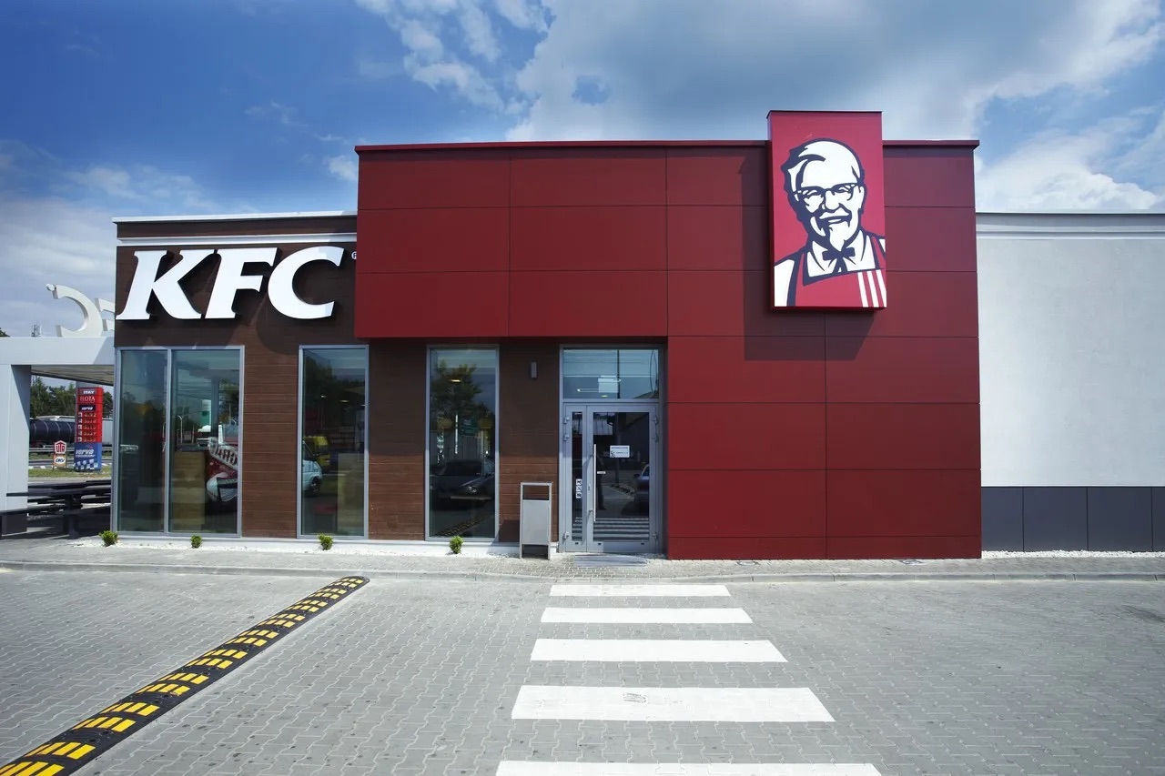 Empleada de KFC denuncia haber sido agredida por un cliente en medio de sus labores