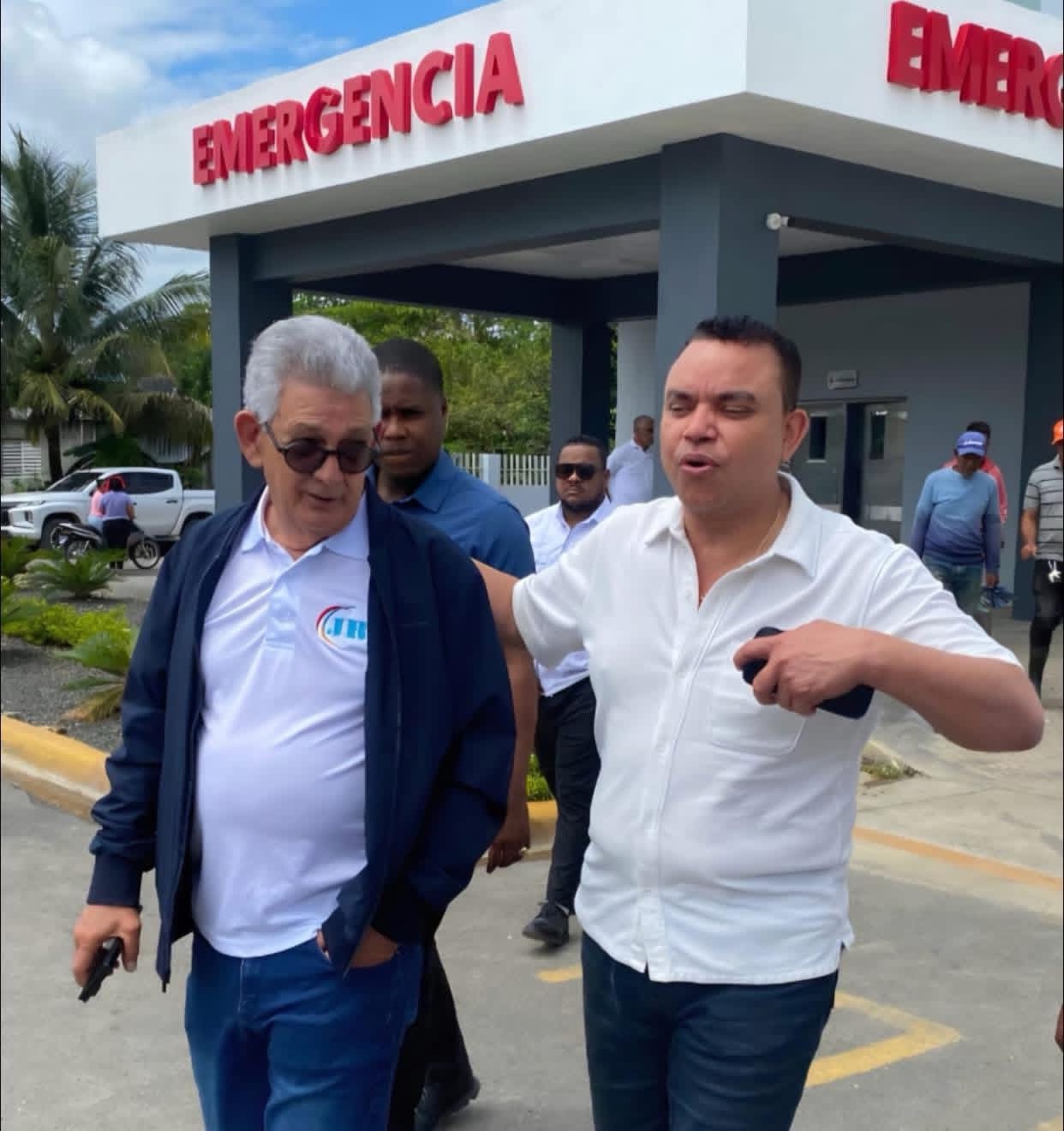 El director del SNS, Dr. Julio César Landrón, y José Rijo Presbot supervisan la fase final del Hospital Señorita Elupina Cordero en Sabana de la Mar