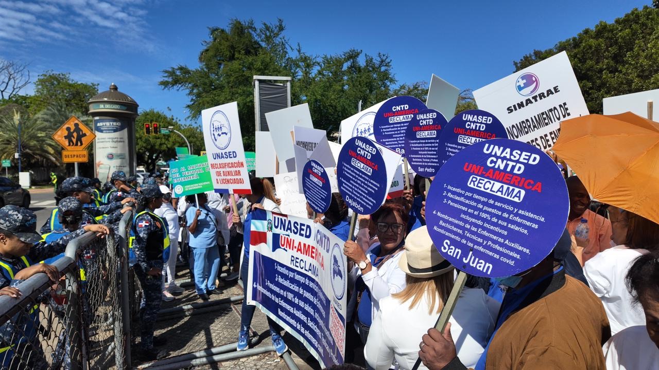 Enfermeras protestan frente al Palacio Nacional en busca de cumplimiento de acuerdos laborales