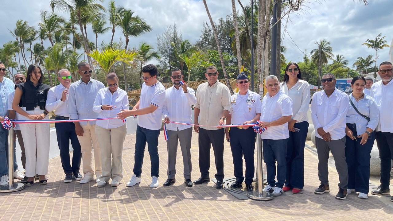 David Collado inaugura pasarela peatonal en Las Terrenas y destaca inversiones superiores a RD$400 millones