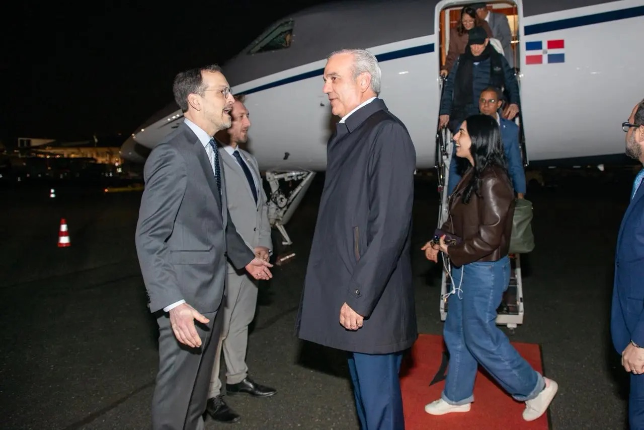 Abinader ya está en París para reunión con Macron y agenda en foro de la OCDE