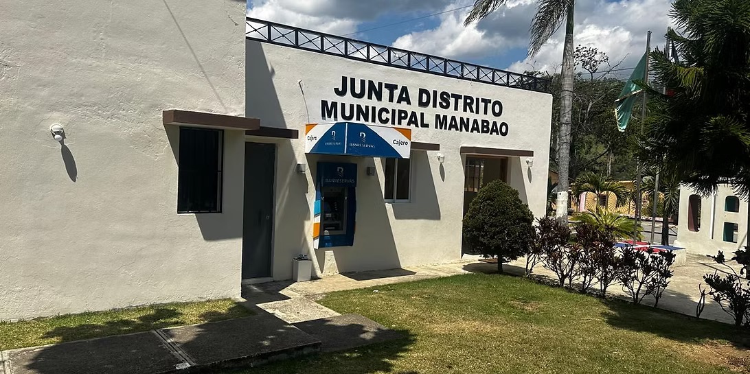 Tesorero del ayuntamiento de Manabao es acusado de uso indebido de fondos