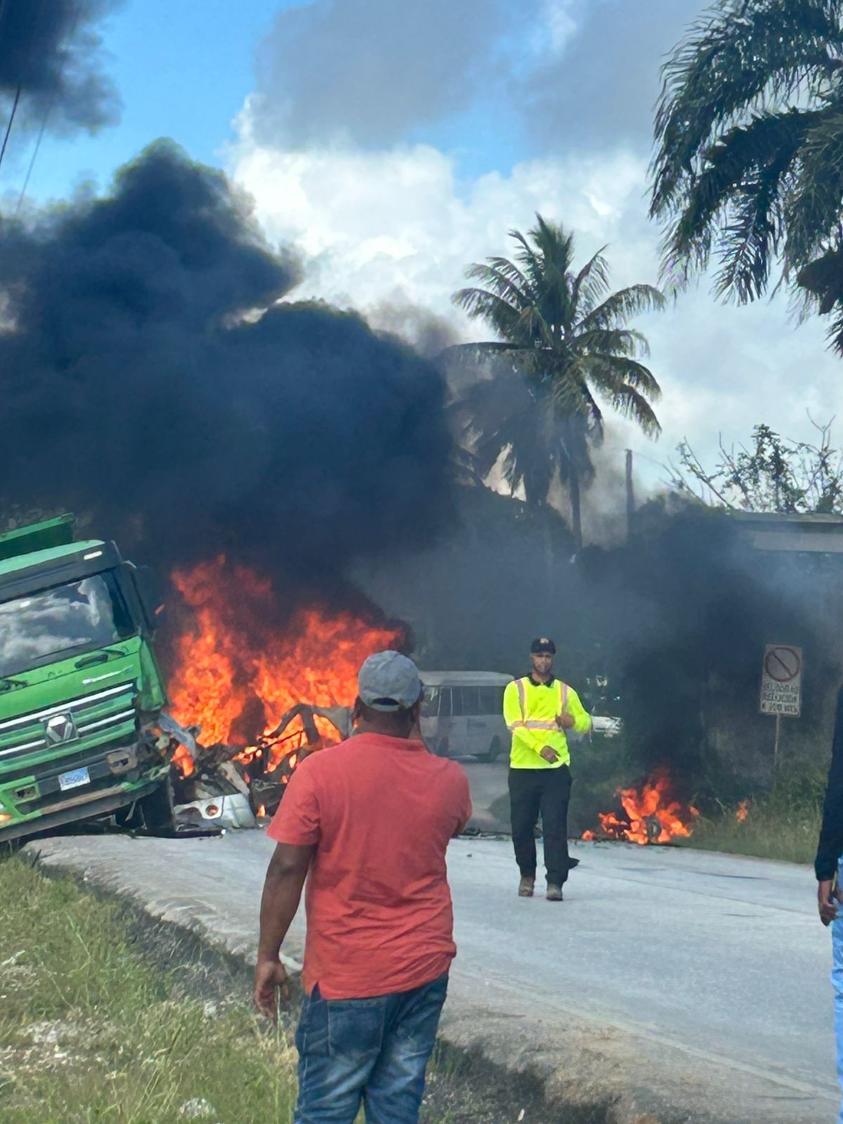 Colisión e incendio de vehículo en La Altagracia deja un muerto y un herido en carretera Otra Banda–Verón