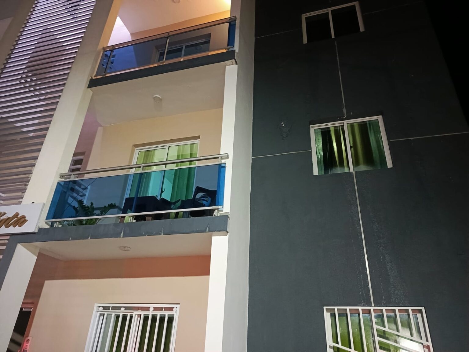 Mujer resulta herida tras lanzarse de segundo nivel en residencial de Miches