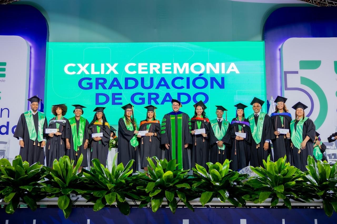 La UCE gradúa 915 nuevos profesionales en grado, posgrado y técnico superior